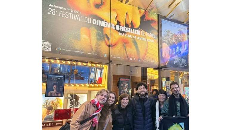 Katia Adler (ao centro) com parte da equipe de produ&ccedil;&atilde;o do Festival do Cinema Brasileiro em Paris