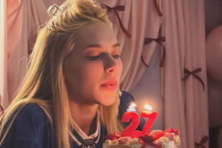 Virginia Fonseca ganha festa surpresa