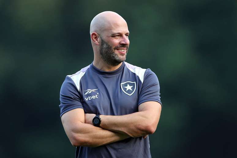 ఫ్రాంక్లిమ్ కార్వాల్హో గ్లోరియోసో చుట్టూ ఆనందాన్ని చూపించాడు -