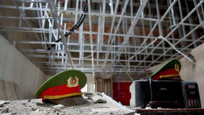 Bon&eacute;s da pol&iacute;cia vietnamita em uma das muitas salas do cassino Royal Hill