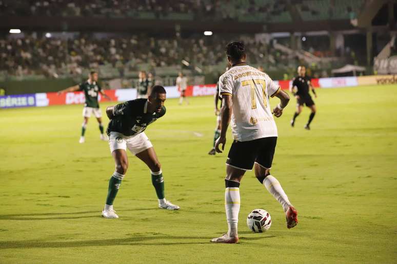 Goi&aacute;s e Crici&uacute;ma lutam muito. Mas,&nbsp; no fim, os Goianos vencem por 1 a 0.