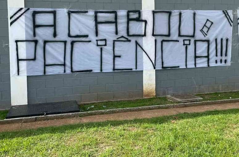 Torcida do Corinthians faz protesto em frente ao CT Joaquim Grava &ndash;