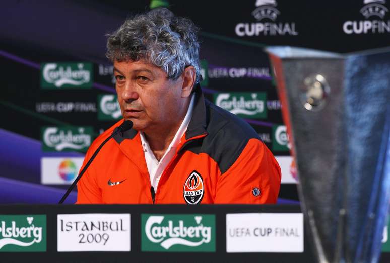 Lucescu ao lado da ta&ccedil;a da Copa da Uefa 