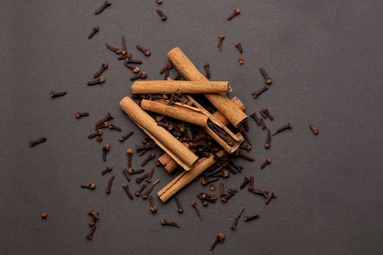 Banho com canela e cravo-da-&iacute;ndia ativa presen&ccedil;a, intensidade e poder pessoal 