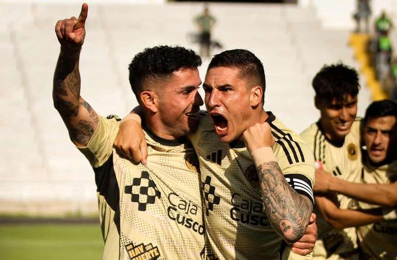 Gabi Carabajal (esq.) comemora gol na vit&oacute;ria do Cusco sobre o Melgar &ndash;