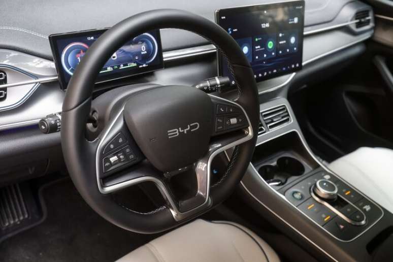 BYD foi autuada em 2024, em Cama&ccedil;ari (BA), onde construiu a maior f&aacute;brica de ve&iacute;culos el&eacute;tricos da Am&eacute;rica Latina.