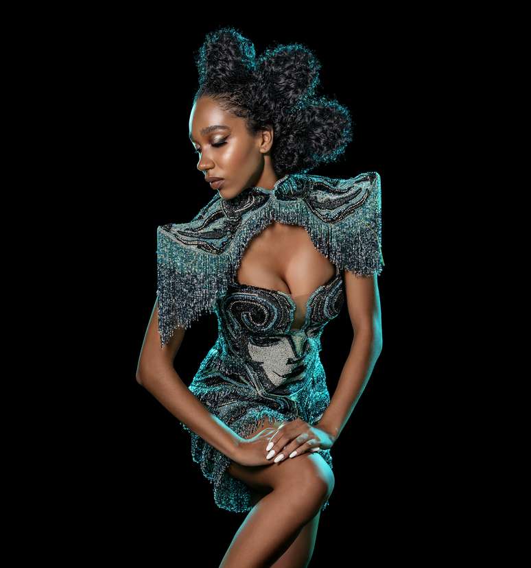 Alessandra Martins com look de Quit&eacute;ria Chagas ao ser coroada rainha da Imp&eacute;rio Serrano em 2016 