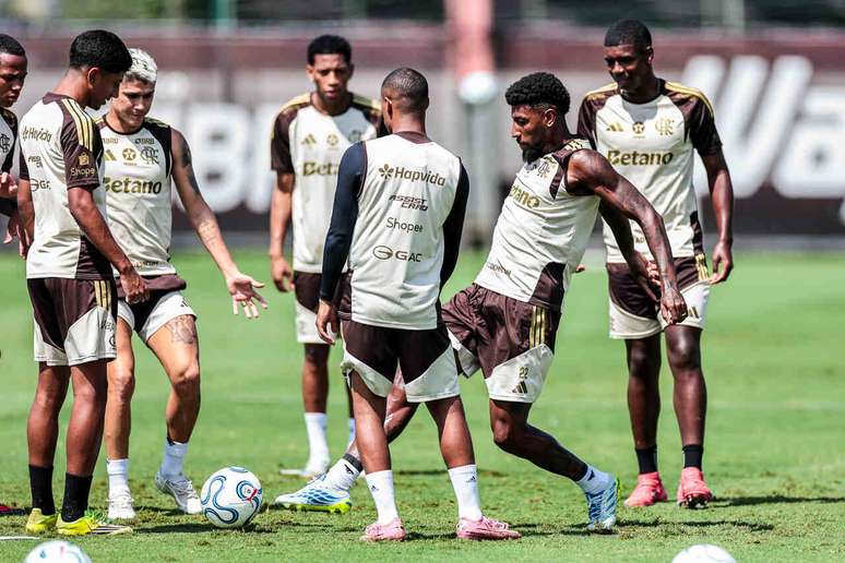Flamengo realiza &uacute;ltimo treino no Ninho antes de viajar ao Peru &ndash;