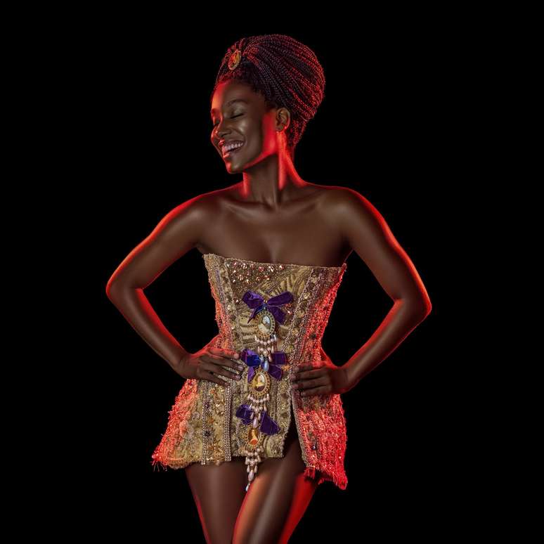 Modelo Pamela Morais com look de Henrique Filho 