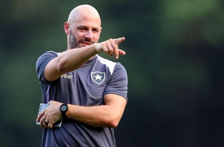 ఫ్రాంక్లిమ్ కార్వాల్హో గ్లోరియోసో చుట్టూ ఆనందాన్ని చూపించాడు -