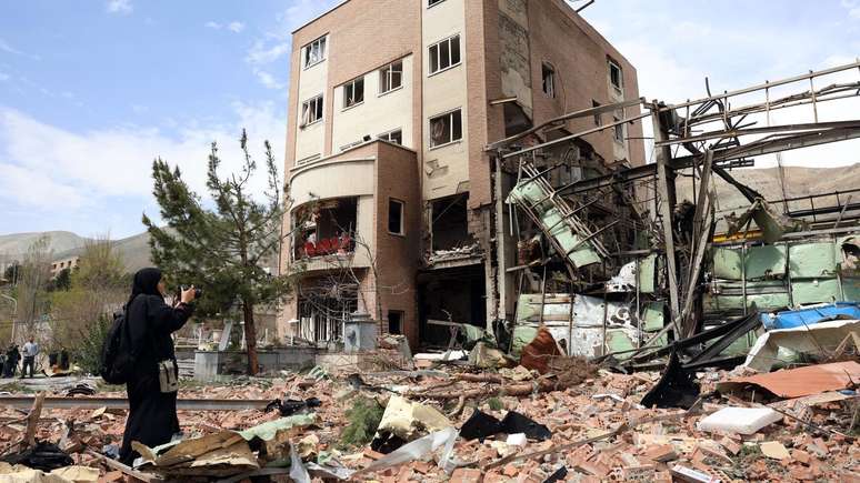 O Ir&atilde; afirma que mais de 30 universidades foram atingidas, incluindo a Universidade Shahid Beheshti em Teer&atilde;