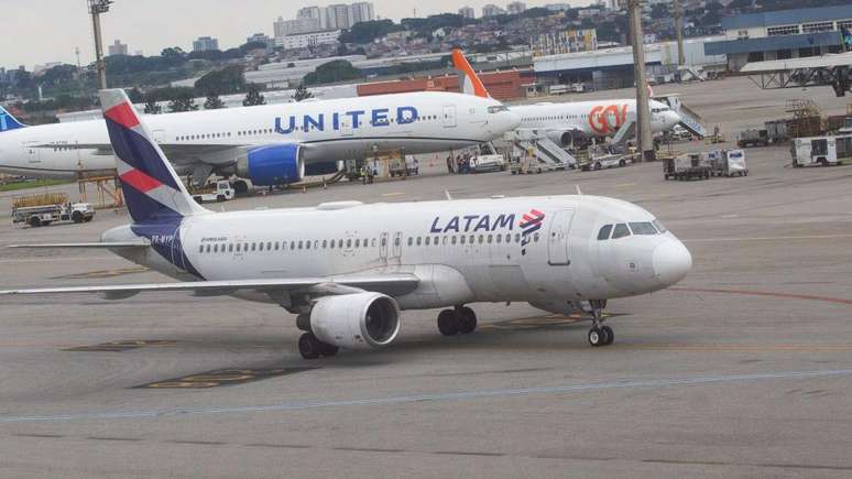 Avi&otilde;es no aeroporto de Guarulhos. 