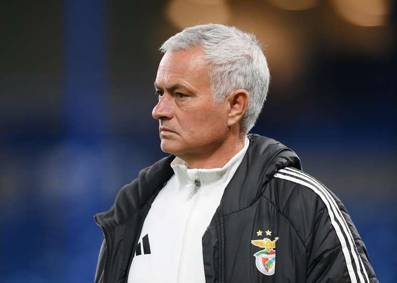 Jos&eacute; Mourinho durante treino do Benfica 