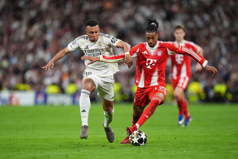 Mbapp&eacute; e Olise em disputa de bola nas quartas de final da Champions, no Bernab&eacute;u &ndash;