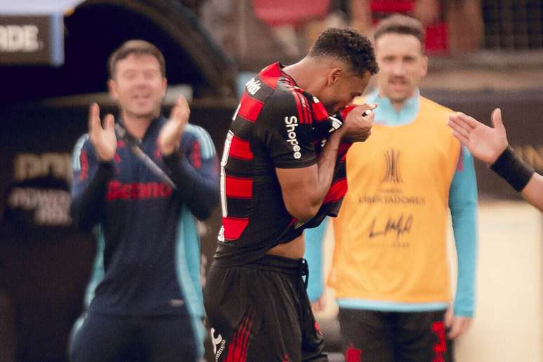 Danilo comemora e muito o t&iacute;tulo da Libertadores conquistado pelo Flamengo em 2025 &ndash;