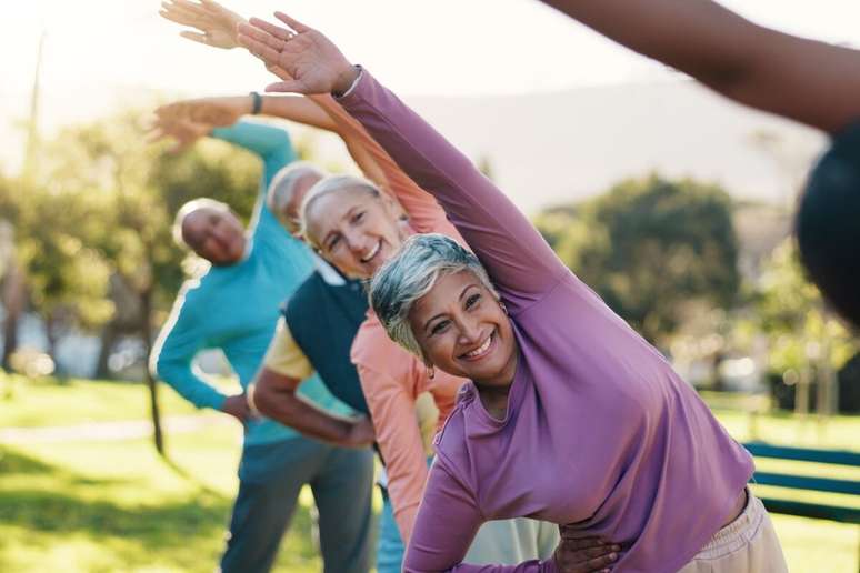 Alongar o corpo antes de praticar atividade f&iacute;sica ajuda a prevenir desconfortos e les&otilde;es 