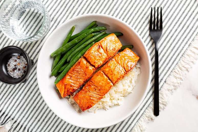 Salm&atilde;o grelhado com arroz e vagem 