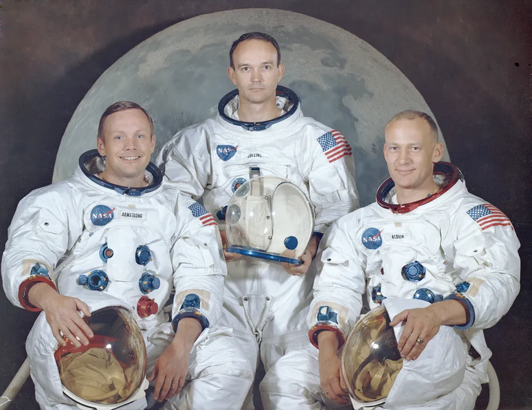 Foto oficial da tripula&ccedil;&atilde;o da Apollo 11, primeira a pisar na lua; na imagem, da direita para a esquerda: Neil A. Armstrong, Michael Collins e Edwin E. "Buzz" Aldrin 