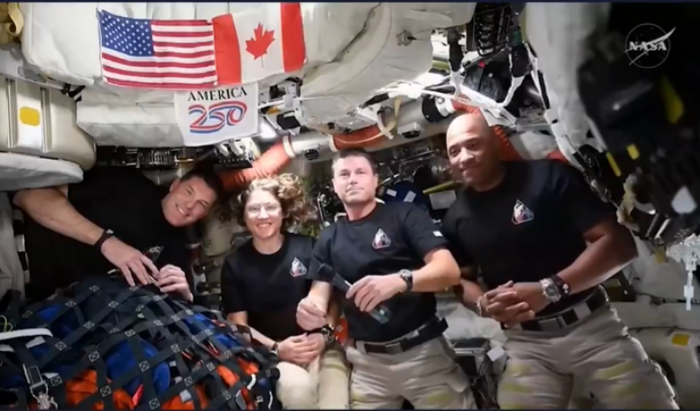 Astronautas da miss&atilde;o Artemis II conversam com Donald Trump por telefone