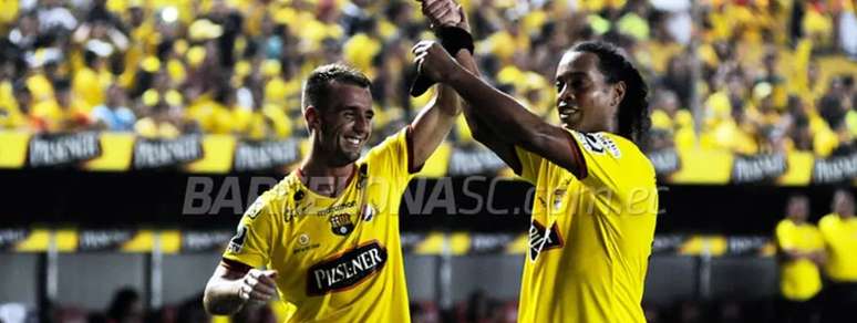 Ronaldinho Ga&uacute;cho foi ovacionado em evento no Equador