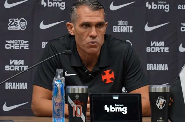 Bruno Lazaroni n&atilde;o ficou &agrave; beira do campo contra Barracas Central &ndash;