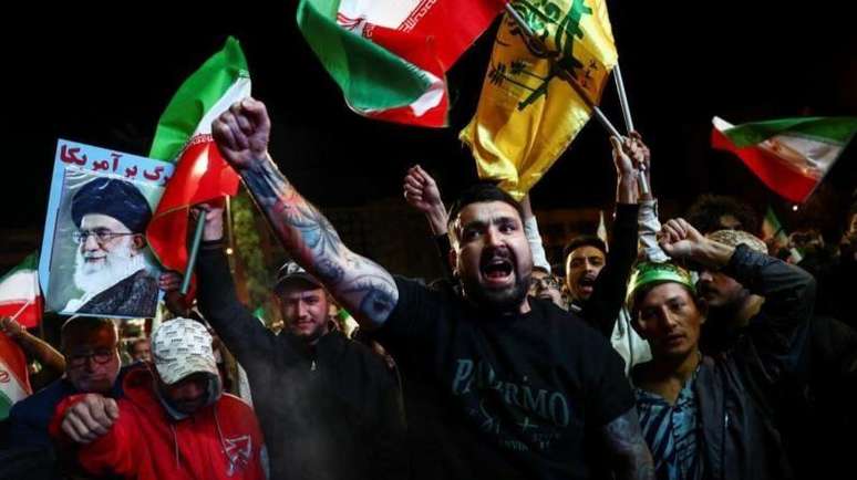 Pessoas em Teer&atilde; celebrando o cessar-fogo de duas semanas