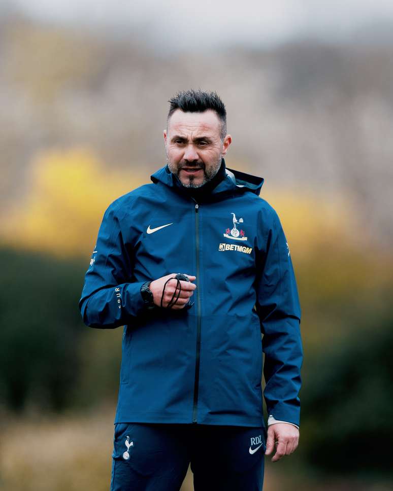 Roberto De Zerbi durante treino do Tottenham 