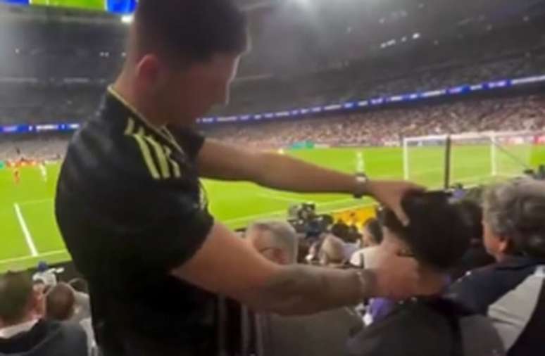 Torcedor corta o cabelo durante jogo do Real Madrid no Santiago Bernab&eacute;u &ndash; Reprodu&ccedil;&atilde;o/X