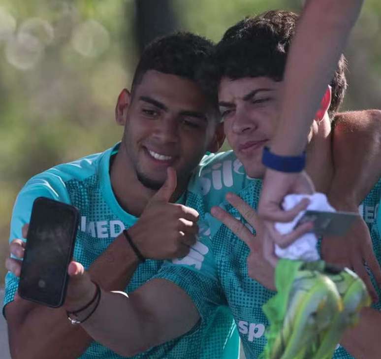 Cria da Academia, Arthur (&agrave; esq) disputar&aacute; a primeira Libertadores de sua carreira &ndash;