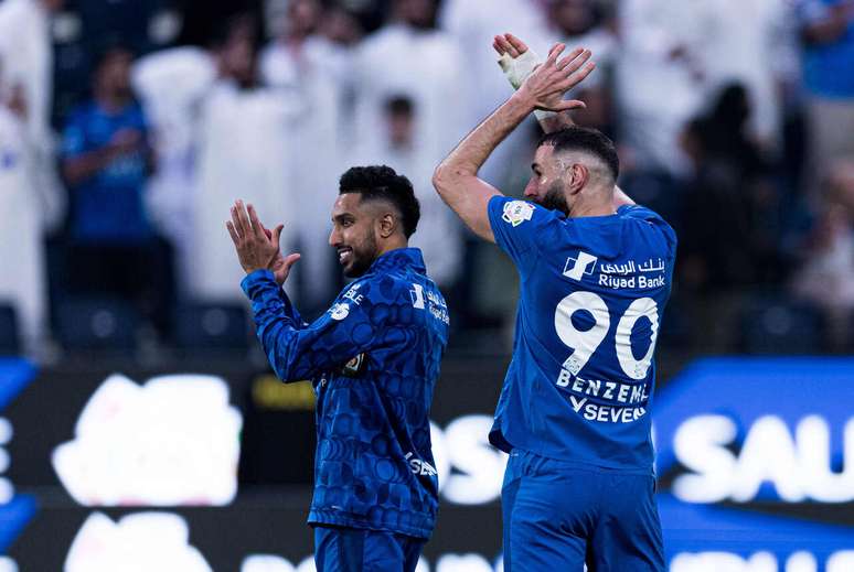 Benzema aplaude torcedores do Al Hilal ap&oacute;s goleada de 6 a 0 sobre o Al Kholood &ndash;