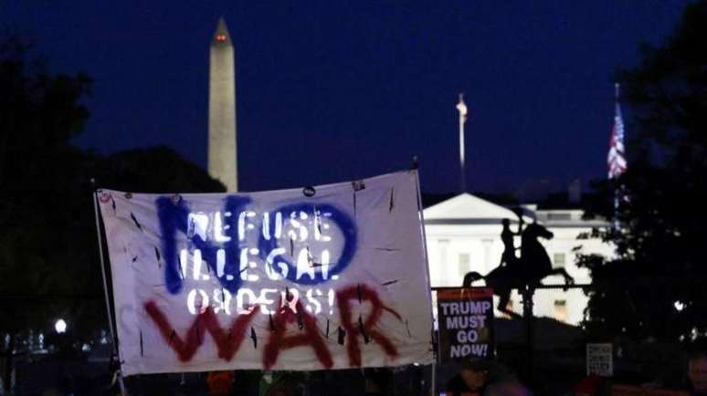 Pessoas se re&uacute;nem em frente &agrave; Casa Branca ap&oacute;s Trump anunciar um acordo de cessar-fogo tempor&aacute;rio