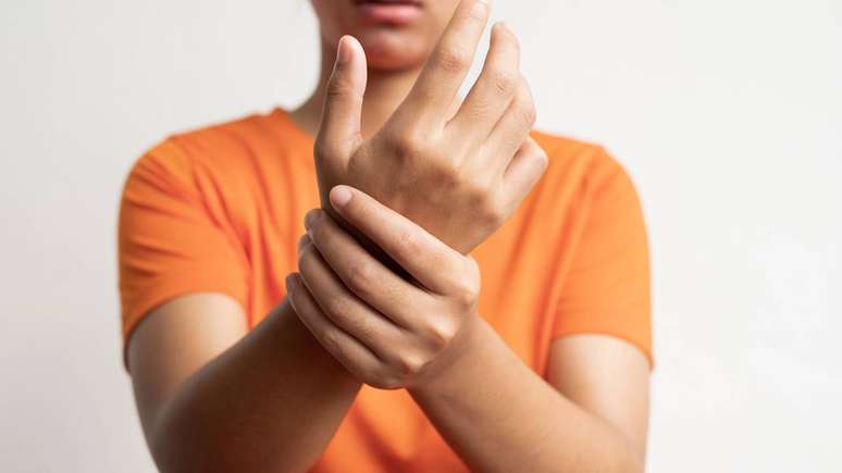 Alguns sinais indicam que o formigamento no bra&ccedil;o pode estar ligado a quadros que exigem atendimento imediato em pronto-socorro &ndash; depositphotos.com / Orathai164