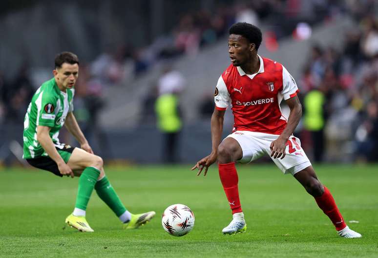 Jean-Baptiste Gorby, do Braga, disputa bola com Alvaro Fidalgo, do Betis &ndash;