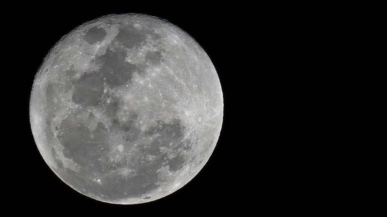 Hope olhou pela janela e pensou que seria uma grande ideia vender terrenos na Lua