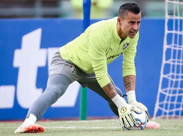 F&aacute;bio em aquecimento pelo Fluminense &ndash;