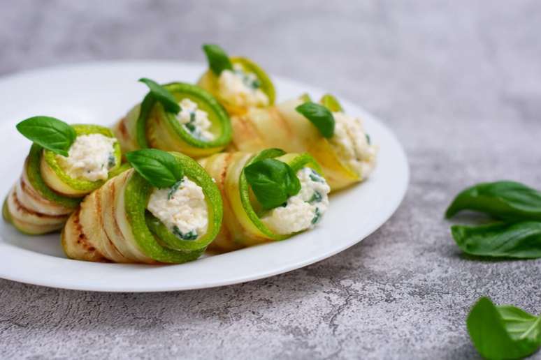 Rolinho de abobrinha recheado com tofu 