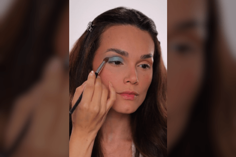 Esfumar bem as bordas garante que o azul se misture &agrave; pele e &agrave; p&aacute;lpebra m&oacute;vel, criando um degrad&ecirc; 