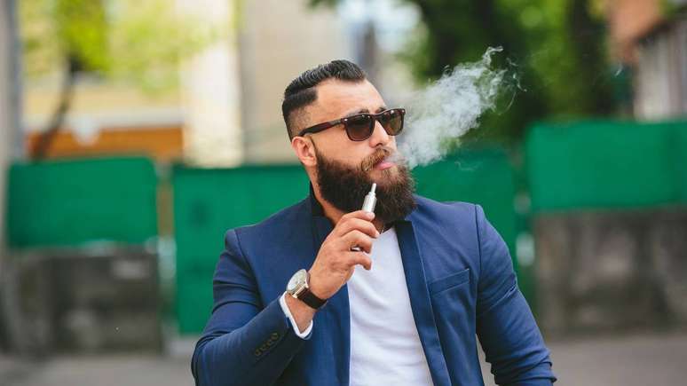 వాపింగ్ ద్రవాలను వేడి చేయడంతో దహనాన్ని భర్తీ చేస్తుంది, ఇది వాస్తవానికి పొగ యొక్క విలక్షణమైన సమ్మేళనాల ఉద్గారాన్ని తగ్గిస్తుంది. అయితే, ఎలక్ట్రానిక్ పరికరం సురక్షితంగా లేదా తటస్థంగా ఉందని దీని అర్థం కాదు - depositphotos.com/simbiothy