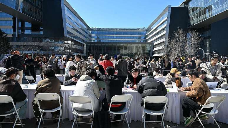 Pessoas comuns fazem fila na porta da sede das empresas chinesas Tencent e Baidu em busca de vers&otilde;es personalizadas gratuitas do OpenClaw