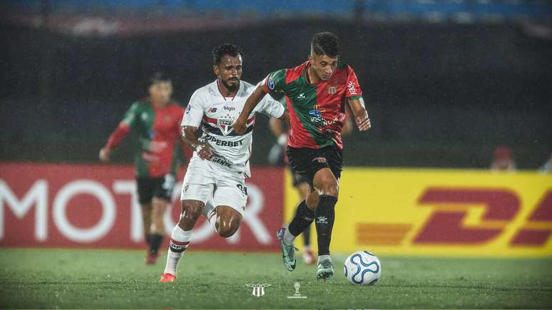 S&atilde;o Paulo lutou contra a chuva e o vento para vencer na Sula &ndash;