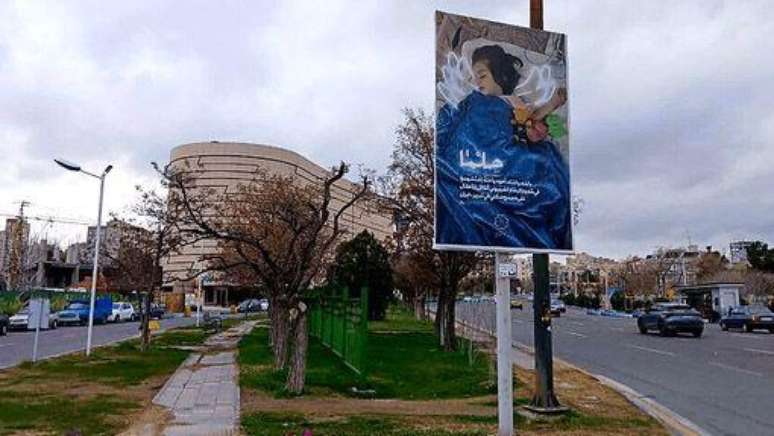 Fotografias de Helma foram exibidas em cartazes ao lado de ruas movimentadas em Tabriz