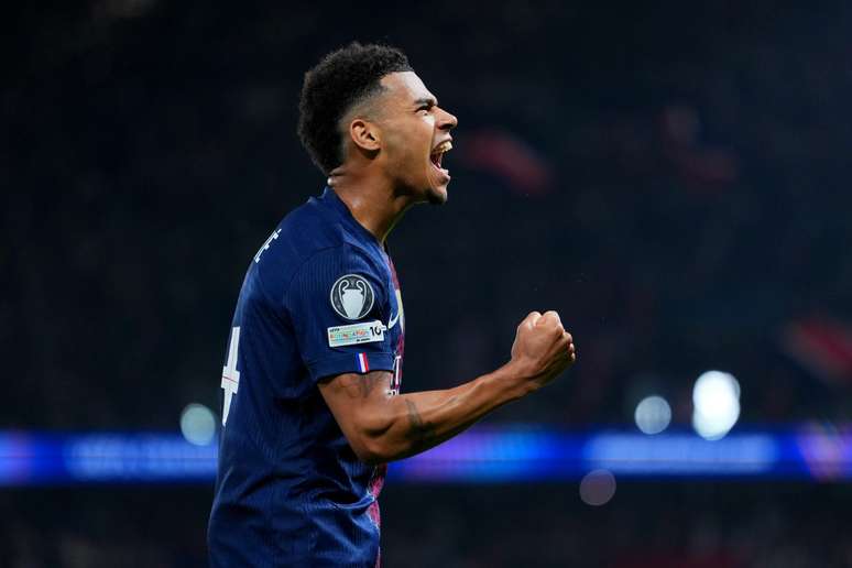 Dou&eacute; comemorando o primeiro gol do Paris Saint-Germain 