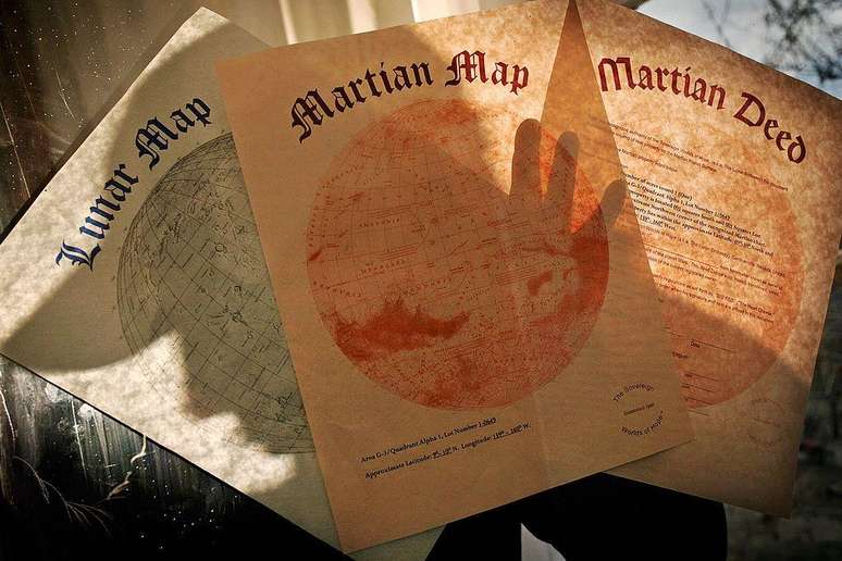 Hope come&ccedil;ou a vender lotes na Lua e em alguns planetas. A imagem mostra os mapas dos terrenos dispon&iacute;veis na Lua e em Marte, al&eacute;m da escritura de um lote no planeta vermelho.