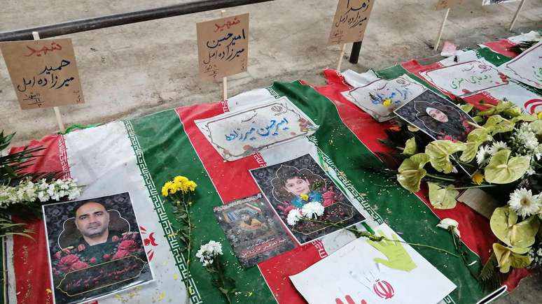 Tributos deixados ap&oacute;s o funeral da fam&iacute;lia indicam que o pai de Helma era membro do Corpo da Guarda Revolucion&aacute;ria Isl&acirc;mica do Ir&atilde;