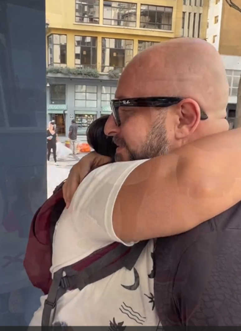 Will da Bondade abra&ccedil;a m&atilde;e da menina com sequelas neurol&oacute;gicas