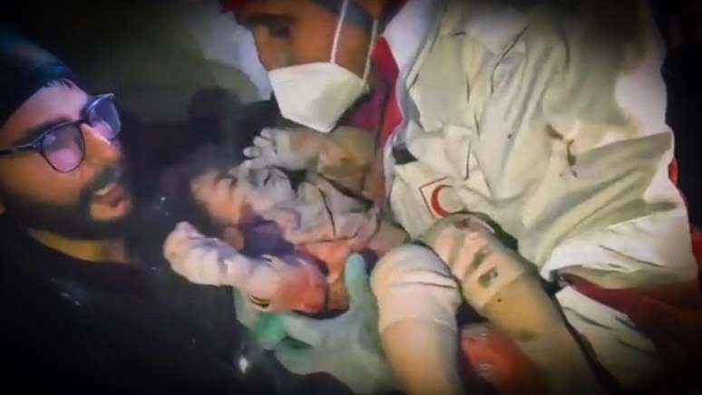 Helma foi retirada dos escombros do apartamento da fam&iacute;lia com poucos ferimentos