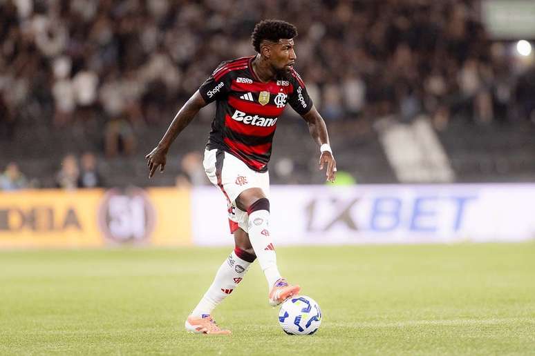 Lateral em campo pelo Flamengo &ndash;