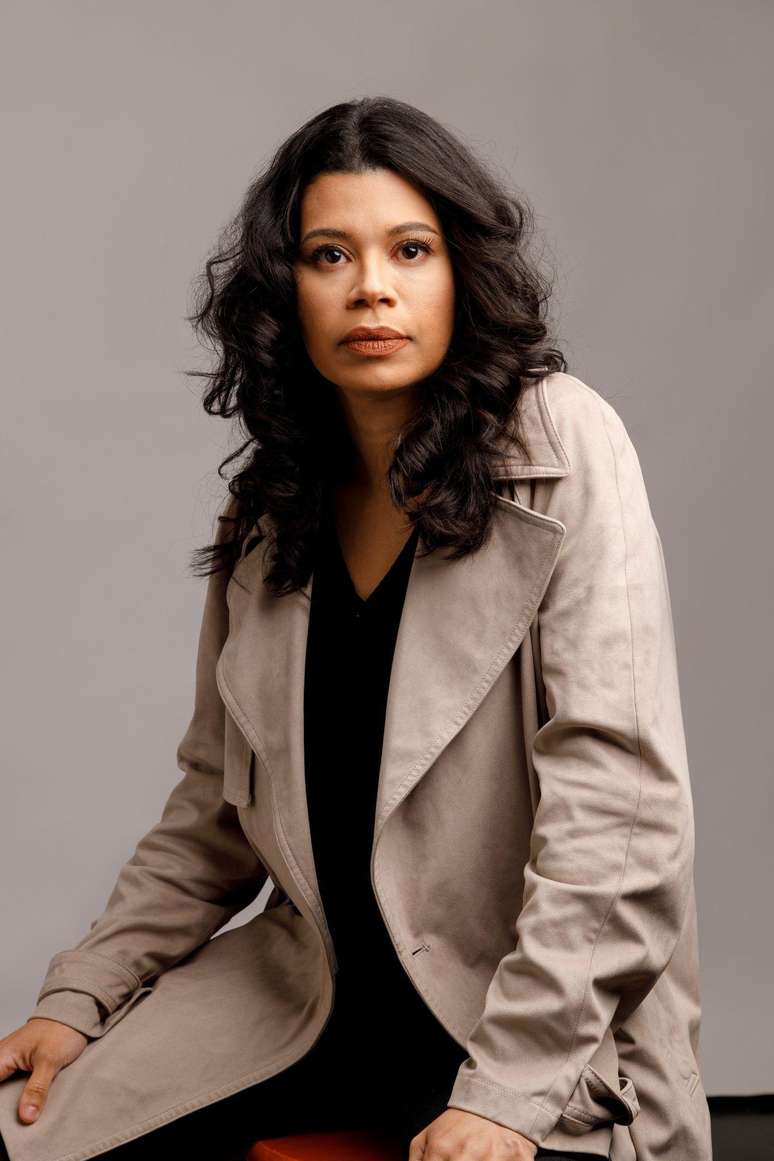 Ana Paula Maia, usando casaco bege