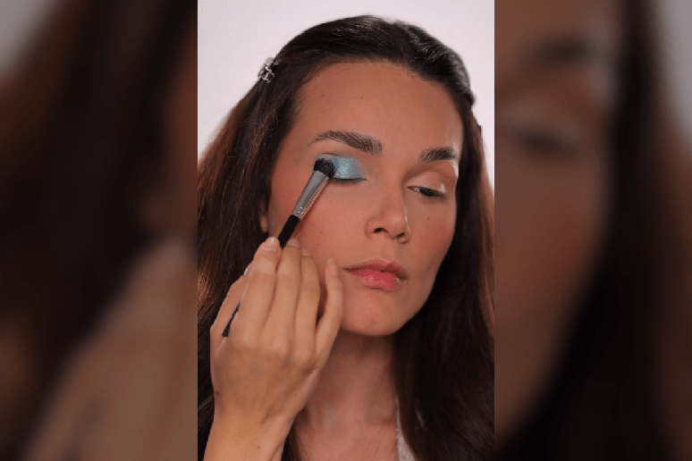 Aplicar a sombra azul no centro da p&aacute;lpebra m&oacute;vel com o pincel intensifica a cor e garante um acabamento mais bonito e uniforme 