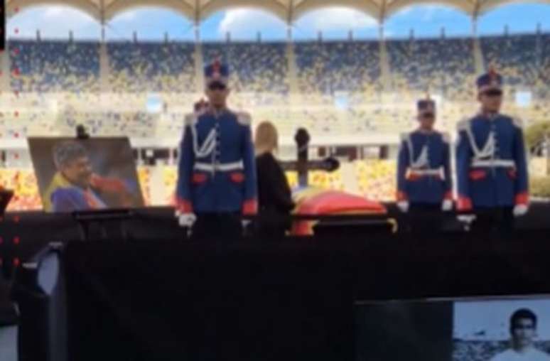 Reprodu&ccedil;&atilde;o de V&iacute;deo - Legenda: Funeral do t&eacute;cnico Mircea Lucescu, no Est&aacute;dio Nacional de Bucareste, na Rom&ecirc;nia